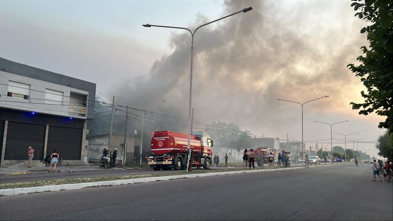 Voraz incendio de pastizales afect� viviendas de la zona